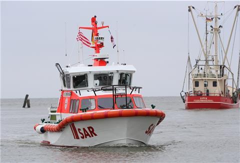 Seit dem 3. März war die „Emil Zimmermann“ in der Werft - jetzt haben Maschinist Hartmut Schüler, Vormann Karsten Ohme, Rettungsmann Maximilian Ohme und Bootsführer Rüdiger Wallrath sie wieder nach Fedderwardersiel geholt.