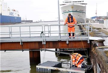 Seit dem Frühjahr sammelt eine „Seabin“ auch in Bremerhaven Müll im Hafen ein.