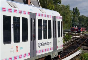 Eine digitale S-Bahn der Linie S2 verlässt den am Bahnhof Bergedorf.