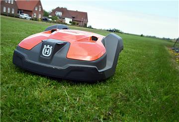 Seit dem vergangenen Freitag sorgen auf dem Sportplatz in Waddens zwei Mähroboter für kurze Grashalme.