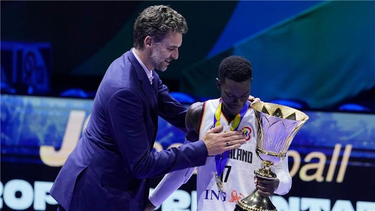 Seit dem WM-Endspiel gilt Schröder als einer der großen Sportstars in Deutschland.
