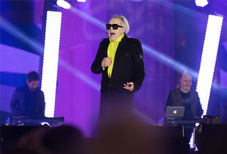 Howard Jones tritt bei einer Silvester-Party auf.