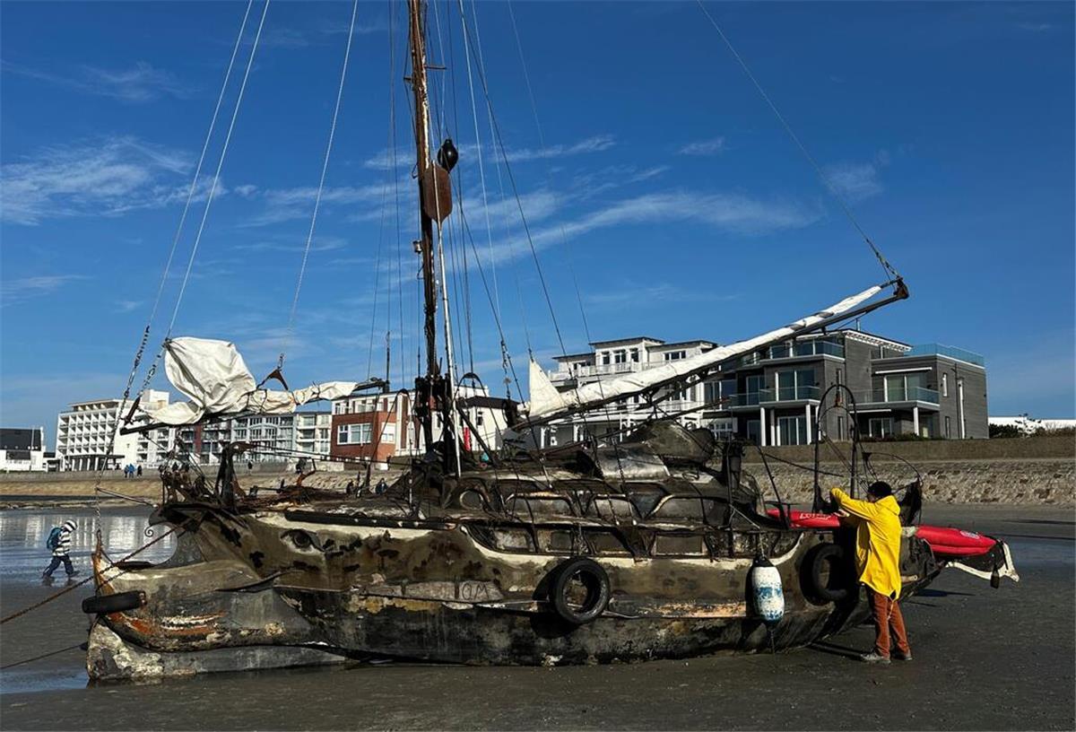 Das „Geisterschiff“ von Norderney: So geht es nun mit dem Segelboot weiter Ein am Weststrand der Insel Norderney gestrandetes Segelschiff.