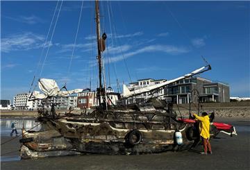 Ein am Weststrand der Insel Norderney gestrandetes Segelschiff.