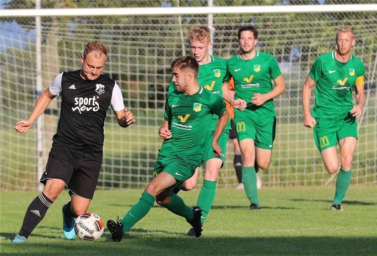 Fußballer eröffnen die Jagd auf Punkte Seit der Saison 2012/2013 spielt der TSV Abbehausen (grüne Trikots) schon in der Bezirksliga. Er startet am Sonntag mit einem Heimspiel gegen den FC Rastede.