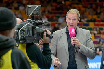 Seit der Saison 2014/2015 zeigt „Telekom Sport“ alle Spiele der Basketball-Bundesliga. Einer der bekanntesten Moderatoren ist Ex-Spieler Arne Malsch. Er ist häufig bei Heimspielen der Eisbären im Einsatz.