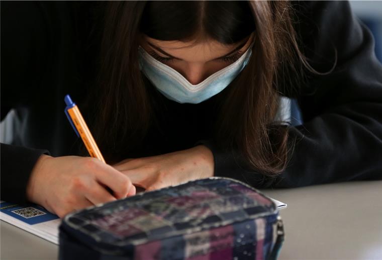 Seit der Verschärfung der Corona-Verordnungen müssen Schüler ab der fünften Klasse inzwischen im Unterricht dauerhaft Masken tragen. Hinzu kommt, dass die Räume aufgrund des permanenten Stoßlüftens immer weiter auskühlen. Abhilfe könnten automatische Lüftungsanlagen schaffen. Überlegungen zu deren Einführung stehen vielerorts allerdings noch am Anfang.