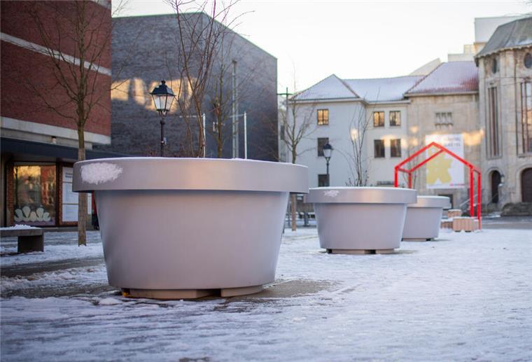 Seit Dezember 2023 zieren diese XXL-Pflanzkübel aus Plastik den Theodor-Heuss-Platz - die grauen Riesenpötte am Tor zur City ernten viel Kopfschütteln und sind vielen ein Dorn im Auge. Sie haben alles in allem 48.000 Euro gekostet und werden auf Veranlassung der Stadt demnächst mitten auf den Theaterplatz verpflanzt. 