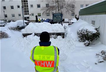 Seit Dienstag hilft das THW Bremerhaven in Goslar dabei, die Straßen vom Schnee zu befreien.