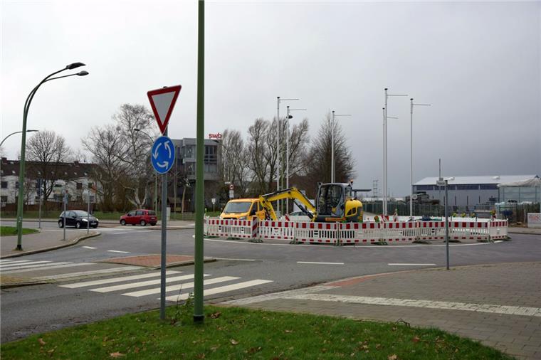 Seit Dienstag ragen Fahnenmasten im Innenbereich des Kreisels Rickmers-/Pestalozzistraße gen Himmel.