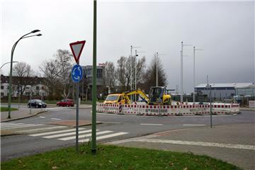 Seit Dienstag ragen Fahnenmasten im Innenbereich des Kreisels Rickmers-/Pestalozzistraße gen Himmel.