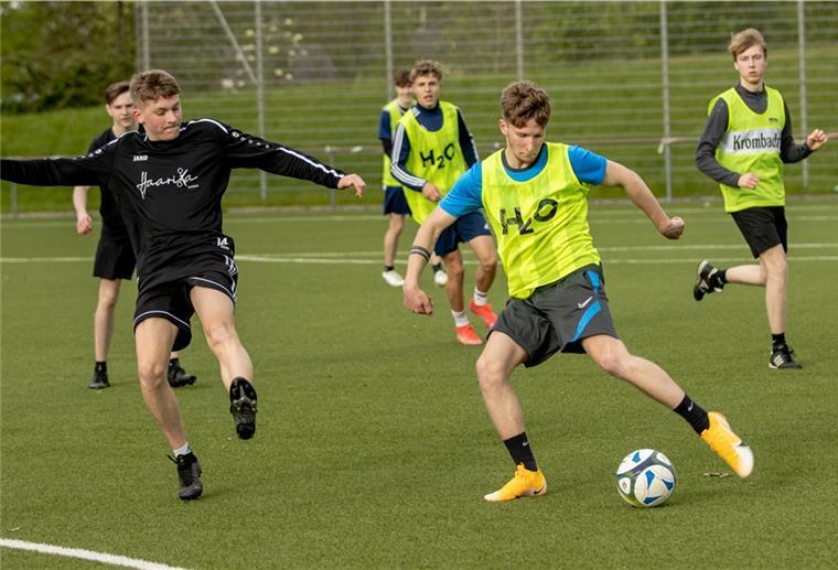 Kinder und Jugendliche froh über Trainingsbeginn Seit dieser Woche trainieren die Bezirksliga-B-Junioren der Jugendspielgemeinschaft 1. FC Nordenham/TSV Abbehausen wieder.