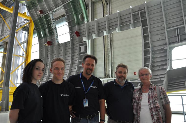 Seit drei Generationen arbeiten die Familien Bischoff und Wenzel in Einswarden im Flugzeugbau. Unser Bild zeigt (von links) Alexandra Wenzel, Jannik Bischoff, Olaf Bischoff, Norbert Wenzel und Roswitha Bischoff.