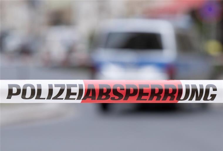 Ein Polizeiauto steht im Dresdner Stadtteil Leipziger Vorstadt auf der Rudolf-Leonhard-Straße hinter einem Absperrband. Wegen eines Mannes mit einer Pistole ist die Polizei zur Sicherung der Lage im Einsatz. +++ dpa-Bildfunk +++