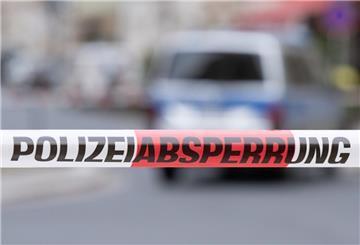 Ein Polizeiauto steht im Dresdner Stadtteil Leipziger Vorstadt auf der Rudolf-Leonhard-Straße hinter einem Absperrband. Wegen eines Mannes mit einer Pistole ist die Polizei zur Sicherung der Lage im Einsatz. +++ dpa-Bildfunk +++