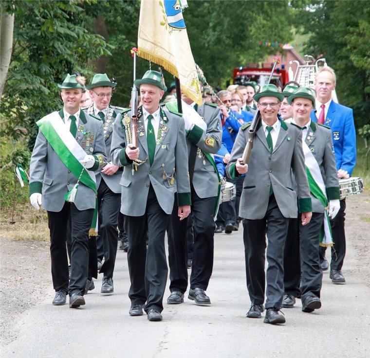 Schützenfestmzug mit Spielmannszug in Driftsethe