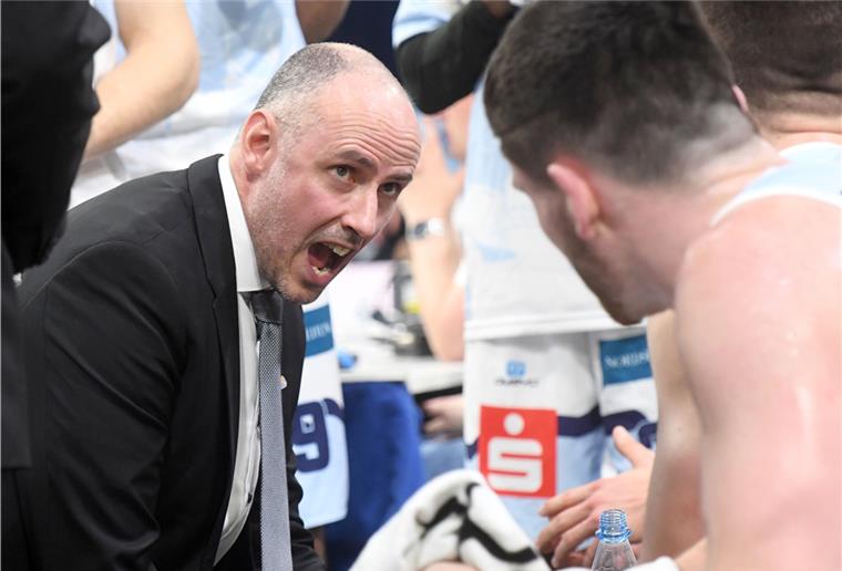 Michael Mai ist seit einem Jahr Cheftrainer der Eisbären Seit einem Jahr ist Michael Mai bei den Eisbären Bremerhaven dafür zuständig, die Kommandos zu geben.