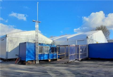 Seit einem Vierteljahr steht eine Notunterkunft für Flüchtlinge beim Berufsbildungszentrum in Brake. Bewohnt ist sie bislang nicht.