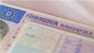 Seit einigen Jahren müssen etappenweise alte Führerscheine in neue im Scheckkartenformat umgetauscht werden. (Symbolbild)