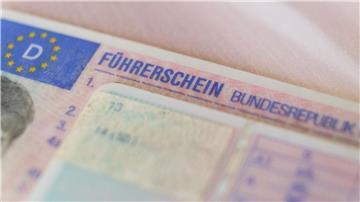 Seit einigen Jahren müssen etappenweise alte Führerscheine in neue im Scheckkartenformat umgetauscht werden - nun sind Autofahrer ab dem Jahrgang 1971 dran. (Symbolbild)
