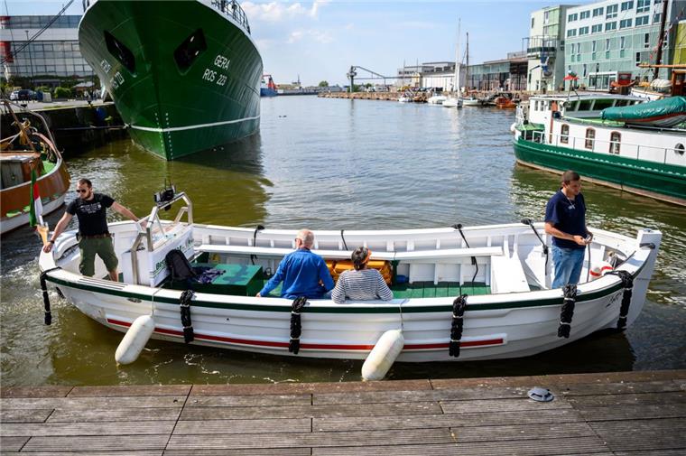 Seit Ende April ist Wassertaxi "Lottjen" zwischen Neuem Hafen und Fischereihafen im Einsatz. Am Wochenende wurden gleich zwei Börteboote des Vereins von Unbekannten beschädigt.