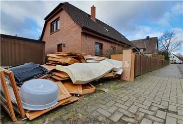 Seit Ende Januar liegt der Sperrmüll vor der Garageneinfahrt eines Grundstücks an der Bürgermeister-Hogrefe-Straße in Dorum. Am 29. Januar sollte der Müll abgeholt werden.