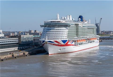 Seit Ende März liegt der Neubau „Iona“ am Kreuzfahrtterminal. Wann das Schiff abgeliefert wird, ist offen.