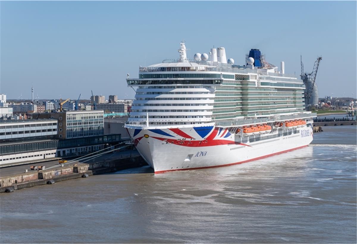 Seit Ende März liegt der Neubau „Iona“ am Kreuzfahrtterminal. Wann das Schiff abgeliefert wird, ist offen.