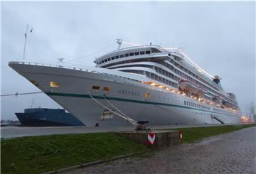 Seit Ende November im Hafen: die „Artania“. Die Besatzung erhält jetzt ihre Booster-Impfung. 