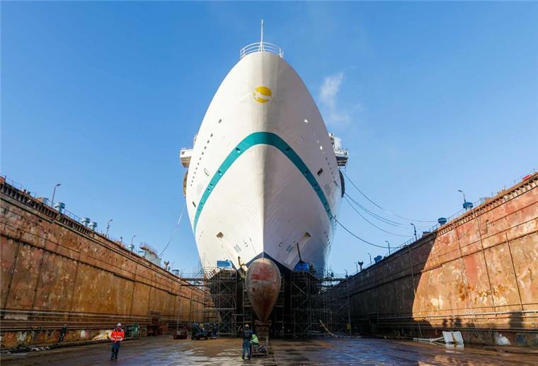 Seit Ende September liegt das 1988 erbaute Kreuzfahrtschiff „Amera“ von Phoenix Reisen in der Remontowa-Werft in Danzig/Polen.