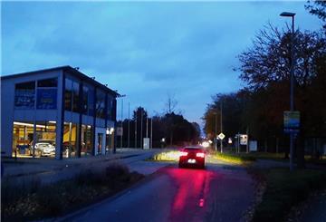 Seit etwa zwei Wochen leuchten die Straßenlaternen an der Atenser Allee zwischen Plaatweg und Luisenstraße nicht mehr. Wer morgens oder abends unterwegs ist, muss aufpassen, dass er nicht stolpert.