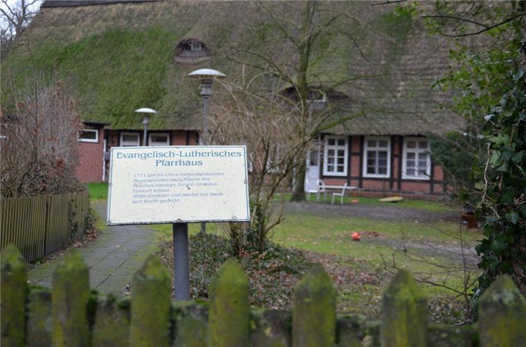 Seit fast 250 Jahren steht das Pfarrhaus im Wilstedter Ortskern. Doch die Kirche will die sanierungsbedürftige Immobilie verkaufen. Danach könnte sie abgerissen werden, fürchten viele Bürger.