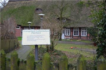 Seit fast 250 Jahren steht das Pfarrhaus im Wilstedter Ortskern. Doch die Kirche will die sanierungsbedürftige Immobilie verkaufen. Danach könnte sie abgerissen werden, fürchten viele Bürger.