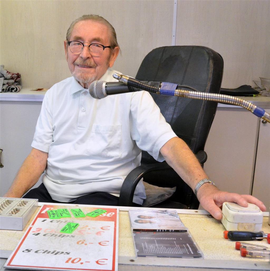 Seit fast 30 Jahren ist Shaustellersenior Franz Brockelmann mit seinem Karussell...