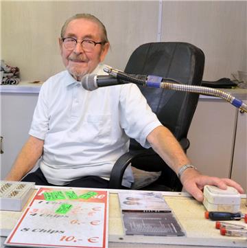 Seit fast 30 Jahren ist Shaustellersenior Franz Brockelmann mit seinem Karussell...
