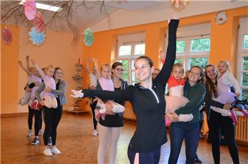 Seit Februar proben die insgesamt 170 Mädchen und ein Junge von der Ballettschule Dance Works aus Zeven für die Aufführung des Stücks „Der Nussknacker“.