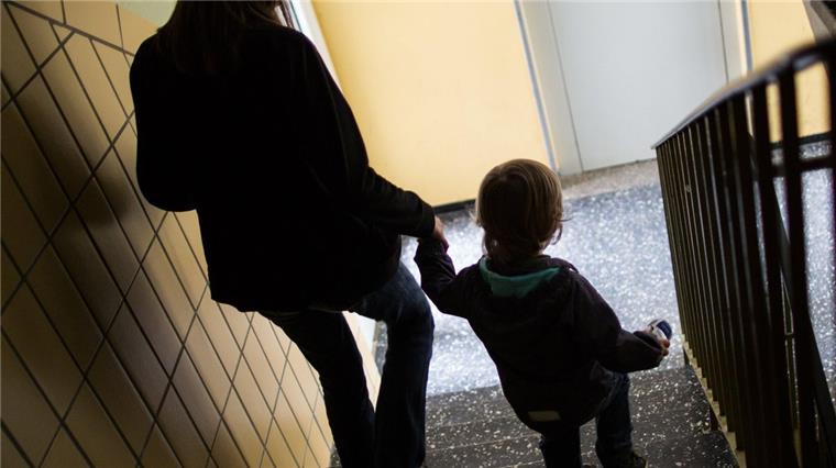 Seit gut zwei Wochen ist die 41-Jährige mit ihrem Kind untergetaucht.