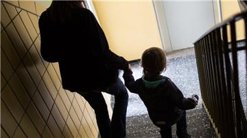 Seit gut zwei Wochen ist die 41-Jährige mit ihrem Kind untergetaucht.