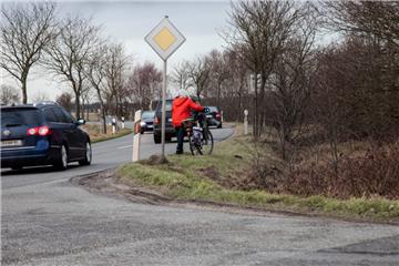 Seit Jahren fordern Nordholzer einen Radweg entlang der viel befahrenen K 14 zwischen dem Autobahnzubringer Wanhöden und dem Spiekaer Kreisel. An dem Teilstück Pickerstraße (Vordergrund) und Kreisverkehr (Hintergrund) soll dieser nun endlich gebaut werden.