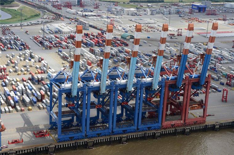 Wieder am Start: Seit Juni stehen zehn Containerbrücken an der Stromkaje still. Jetzt sollen sie wieder in Betrieb gehen. Bis November sollen die ersten vier Brücken am NTB-Terminal umgerüstet sein.