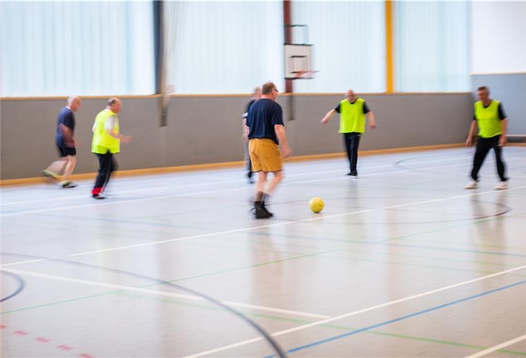 Beim Walking Football geht es in gemächlichem Tempo zu Seit März 2020 bietet der TSV Stotel Walking Football. Rund 20 Oldie-Kicker sind dabei. Auch Damen sind willkommen.