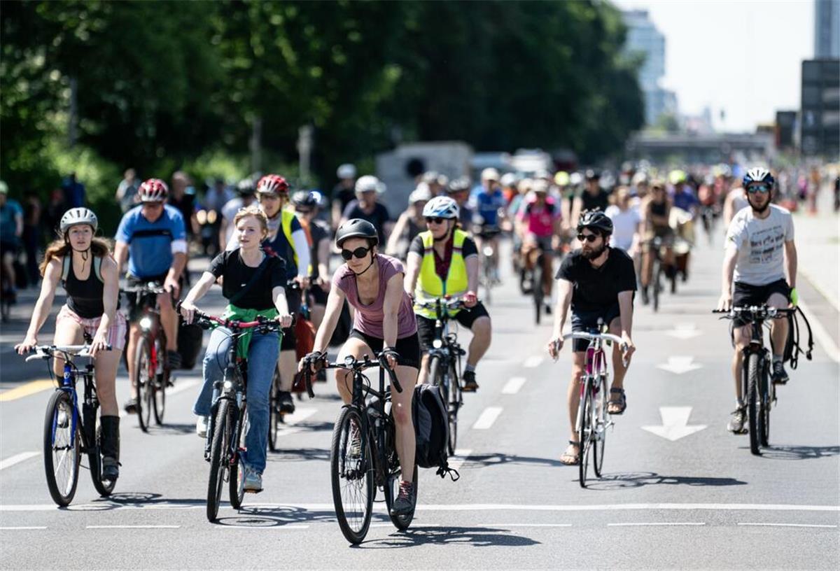 Menschen fahren auf der Fahrradsternfahrt des Allgemeinen Deutschen Fahrrad-Clubs.
