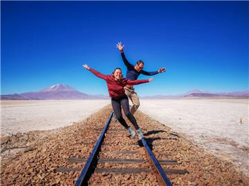 Seit März sind die Schiffdorferin Svea Poguntke und ihr Freund Gerrit auf Weltreise. Sie waren schon in Namibia, Botswana, Brasilien, Kolumbien, Ecuador, Peru, Bolivien, Chile und Argentinien. Hier folgen sie schier endlosen Schienen in Bolivien. 