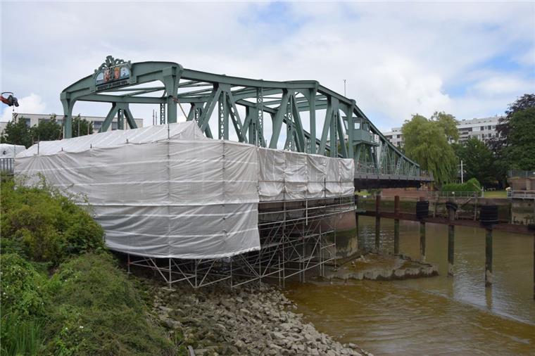 Bremerhaven: Arbeiten an Alter Geestebrücke im Zeitplan Seit Mai ist die Alte Geestebrücke in Bremerhaven komplett für den Verkehr gesperrt. Die Instandsetzung der Brücke verläuft im Moment planmäßig. Zurzeit wird die Brückenkonstruktion unterhalb der Fahrbahn mit Hochdruck von alter Farbe befreit.