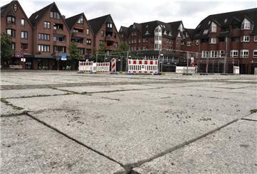 Seit mehr als einem halben Jahr ist in der Mitte des Marktplatzes ein etwa 150 Quadratmeter großer Bereich abgesperrt. Unterdessen kommen die nächsten Granitplatten aus den Fugen und sind zur Stolperfalle geworden.