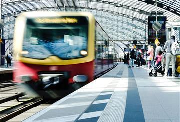 Fahrgäste warten im Berliner Hauptbahnhof auf die S-Bahn. 