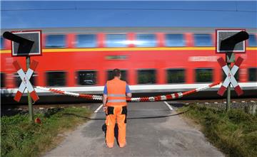 Seit Monaten bewachen Sicherheitsleute diesen Bahnübergang in Holtgast, weil das Licht der Signalanlage defekt ist. 