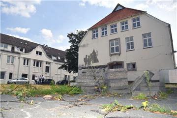 Seit Monaten ist die Fläche neben der Fichteschule verwaist. Dort  soll wieder eine neue Turnhalle entstehen. 