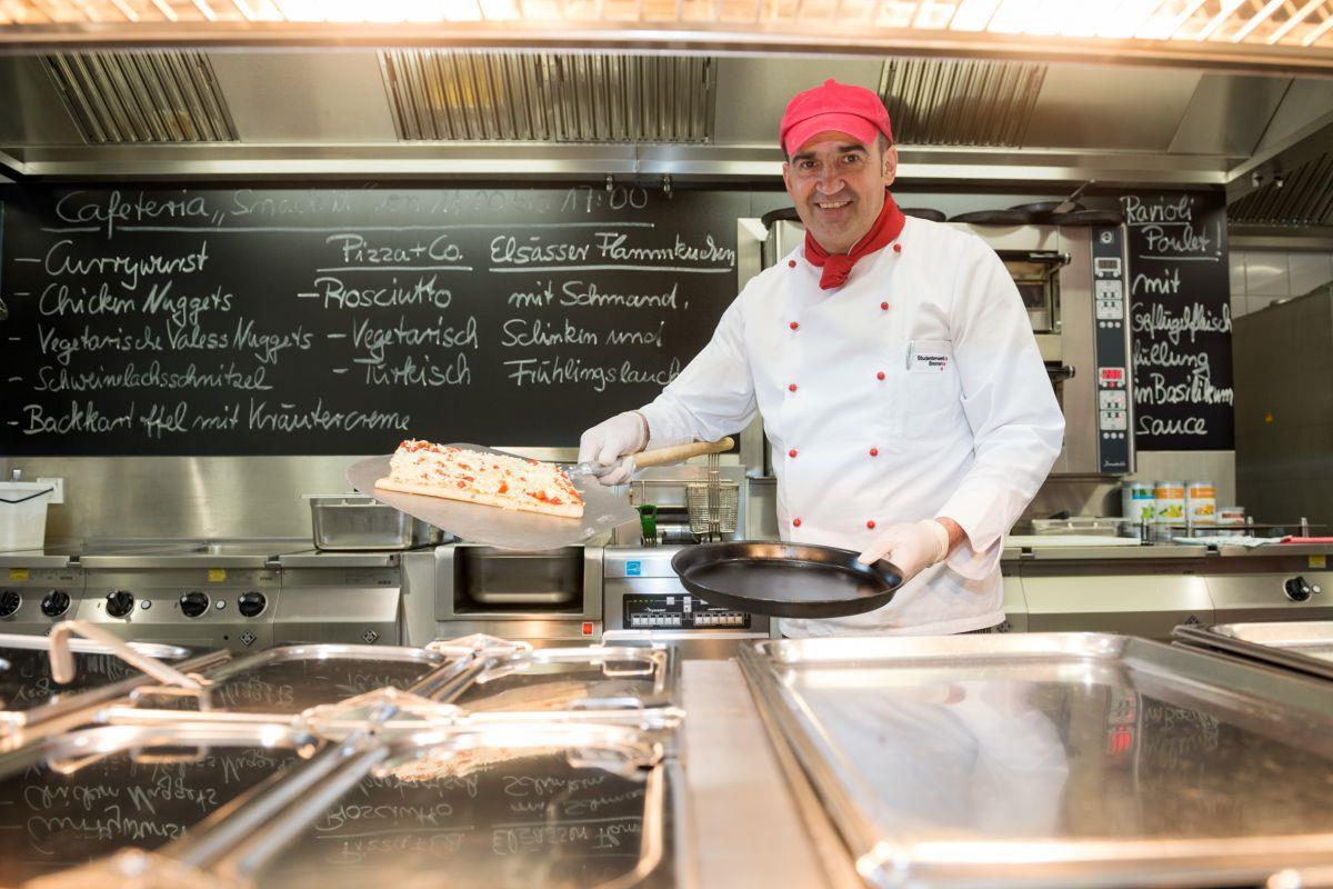 Futtern und schlafen: Die wichtigsten Fakten zu Wohnheimen und Mensa Seit Oktober 2014 kann den ganzen Tag über an der Hochschule gegessen werden. In der Cafeteria werden von 7.30 bis 18.00 Uhr Snacks serviert. Die Mensa ist von 11.15 bis 14.00 Uhr geöffnet.