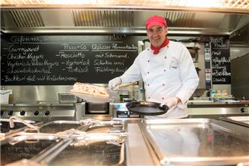 Seit Oktober 2014 kann den ganzen Tag über an der Hochschule gegessen werden. In der Cafeteria werden von 7.30 bis 18.00 Uhr Snacks serviert. Die Mensa ist von 11.15 bis 14.00 Uhr geöffnet.